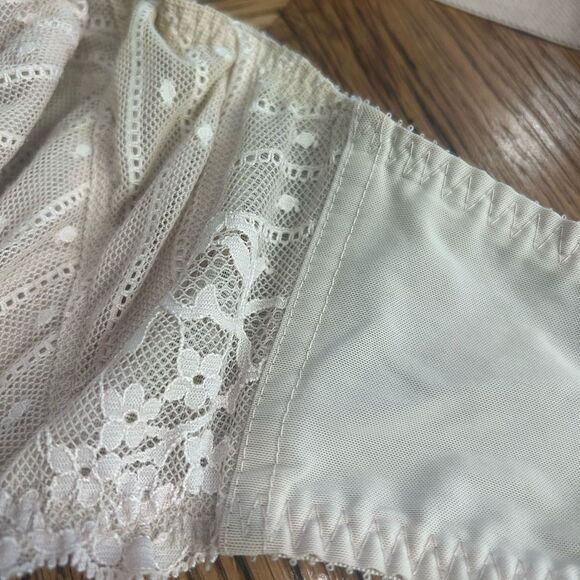 Chantelle Lace Underwire Bra – Size 36F (US DDDD) – Beige - Picture 4 of 5